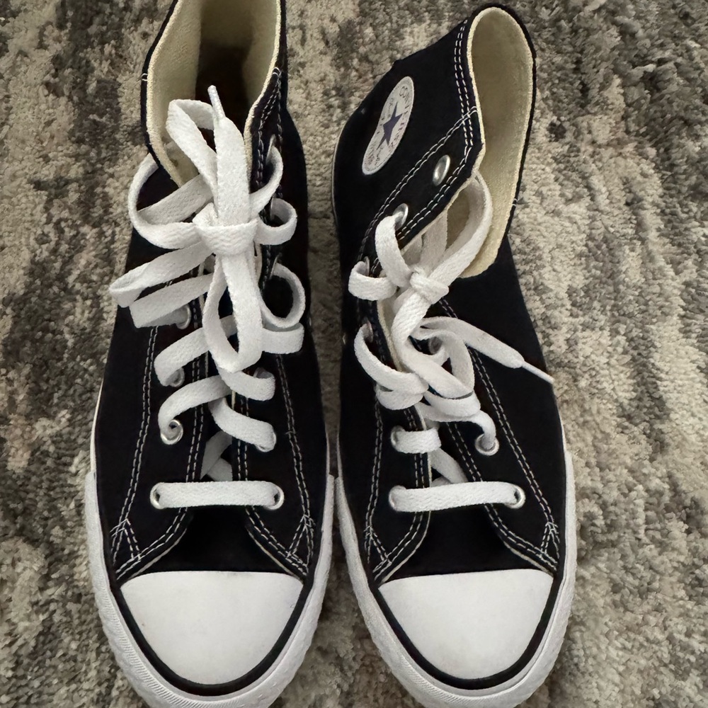New Converse Chuck Taylor All Star
High Top Sneaker.  KIDS sz 4.5 (W sz 6-6.5)
